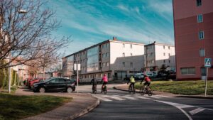 Como escolher o transporte mais eficiente para aventuras em trilhas: carro, bike ou a pé?