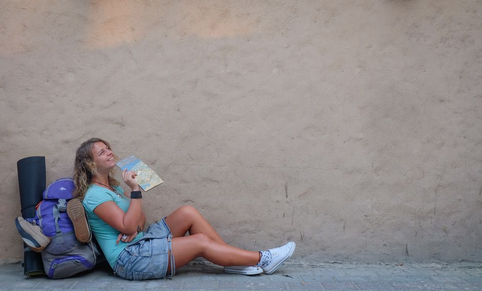 Como planejar uma viagem solo econômica: passo a passo para aproveitar sem gastar muito