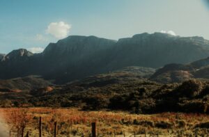 Os 5 melhores destinos para quem busca aventura: escolha entre montanhas, florestas ou praias exóticas