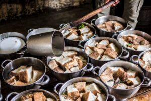 Os 7 alimentos mais exóticos que você precisa experimentar nas suas viagens internacionais