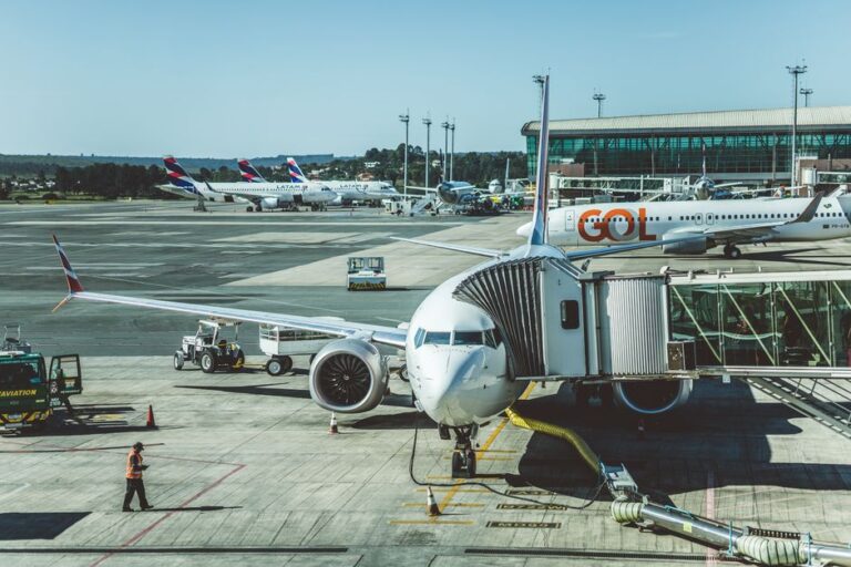Voo direto vs conexão longa: qual compensa na prática? Guia para calcular o custo total incluindo bagagem, tempo de viagem, refeições, pernoite e risco de atrasos