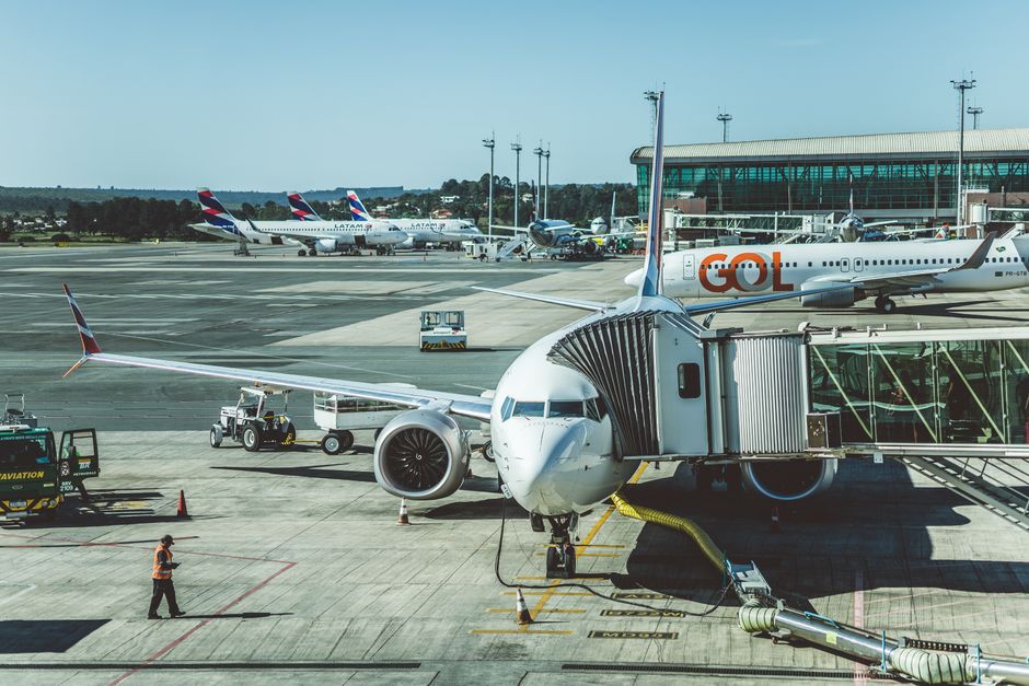 Voo direto vs conexão longa: qual compensa na prática? Guia para calcular o custo total incluindo bagagem, tempo de viagem, refeições, pernoite e risco de atrasos